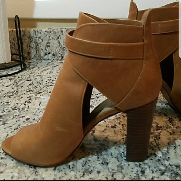 VINCE CAMUTO PEEP TOE -NWOT - Picture 3 of 8